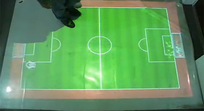 图2：地面投影互动游戏之踢足球