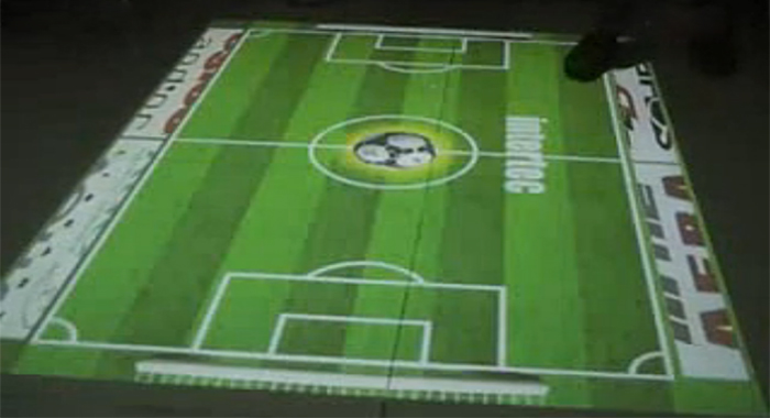 图2：地面互动投影展示足球游戏