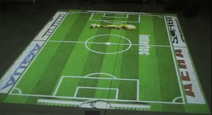 图3：地面互动投影展示足球游戏