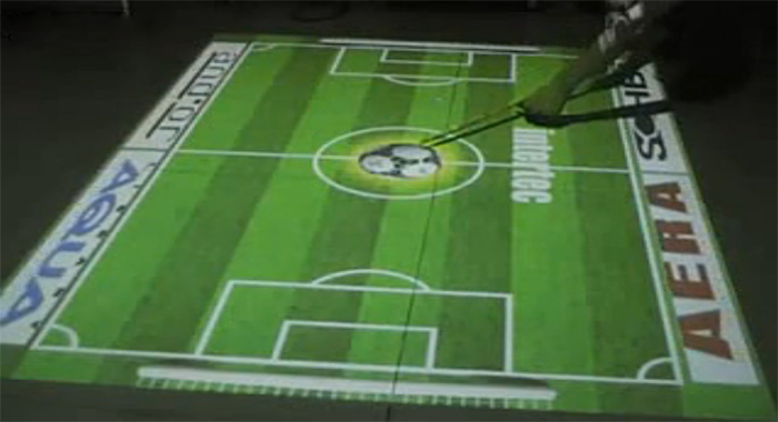 图4：地面互动投影展示足球游戏